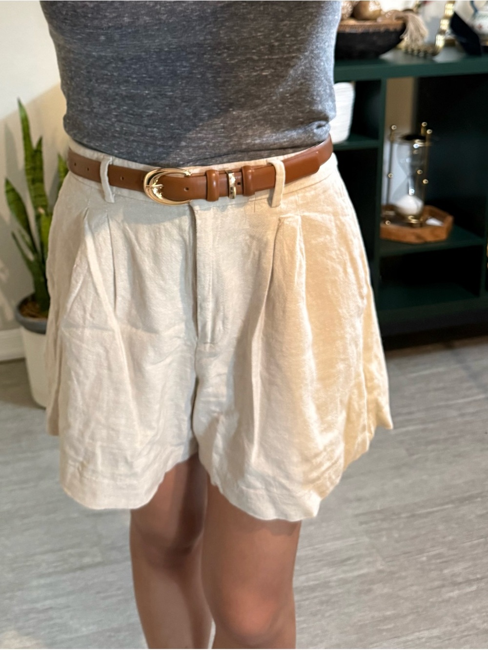 Old Navy High Waist Linen-Blend Women's Shorts in Light Gray - Picture 4 of 7